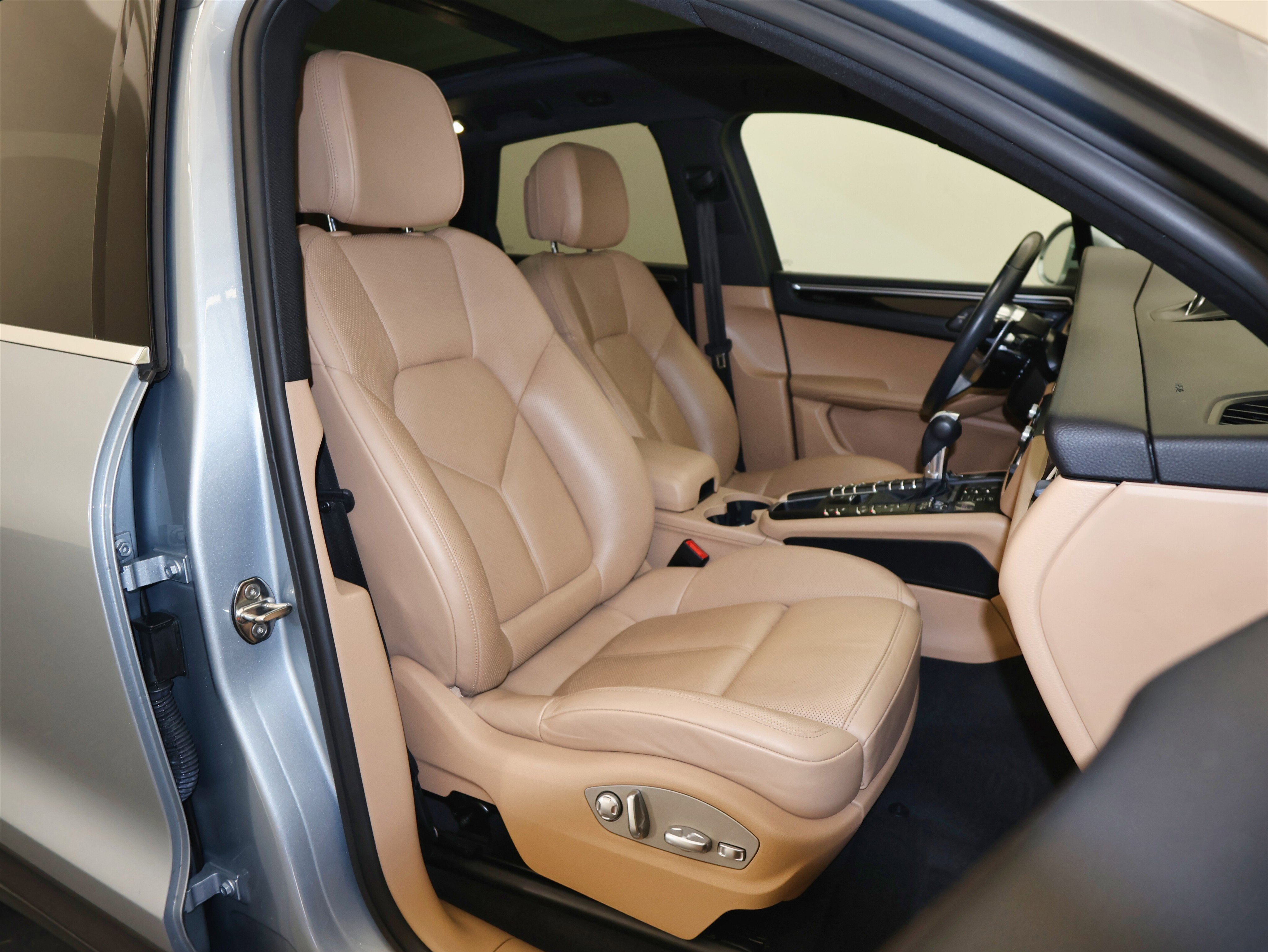 Used 2021 Porsche Macan S image 46