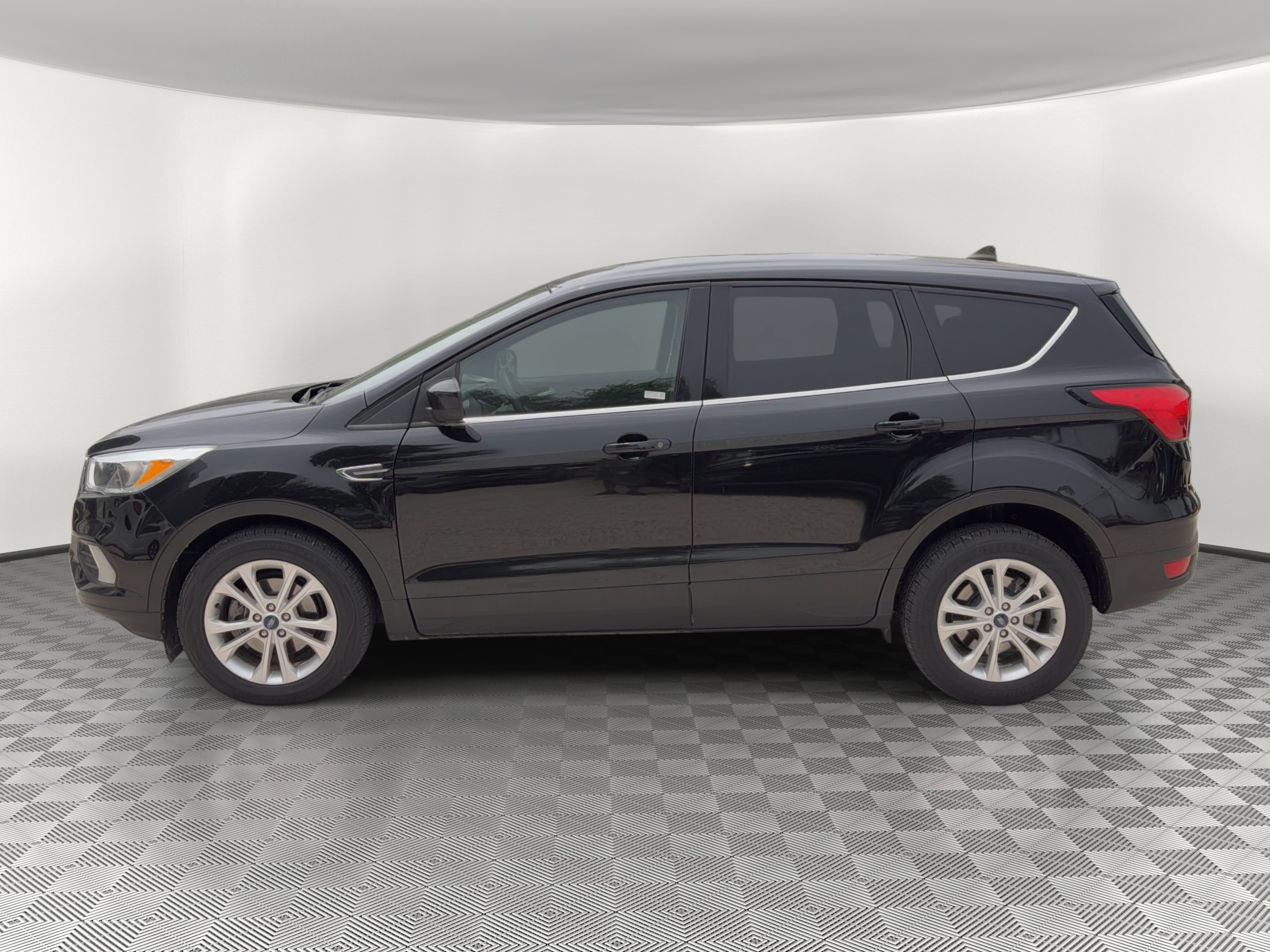 Used 2019 Ford Escape SE FWD image 2