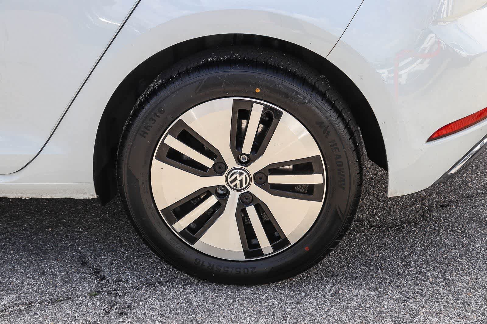 Used 2017 Volkswagen e-Golf SE image 8