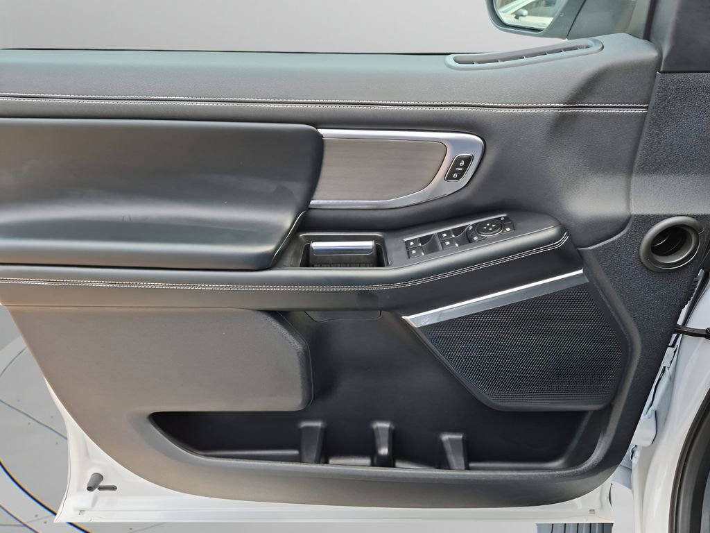 Used 2025 Ford Expedition Platinum image 26