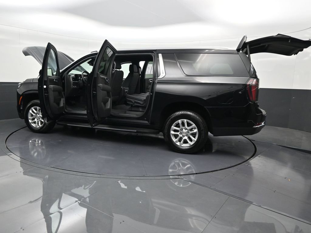 Used 2025 Chevrolet Suburban LT image 39