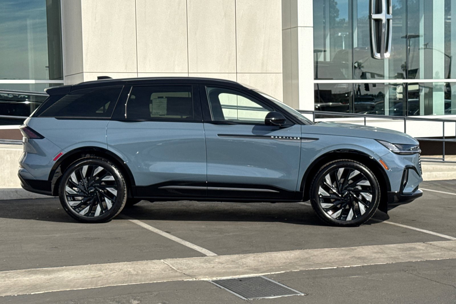 New 2026 Lincoln Nautilus Reserve w/ Jet Appearance Package image 2