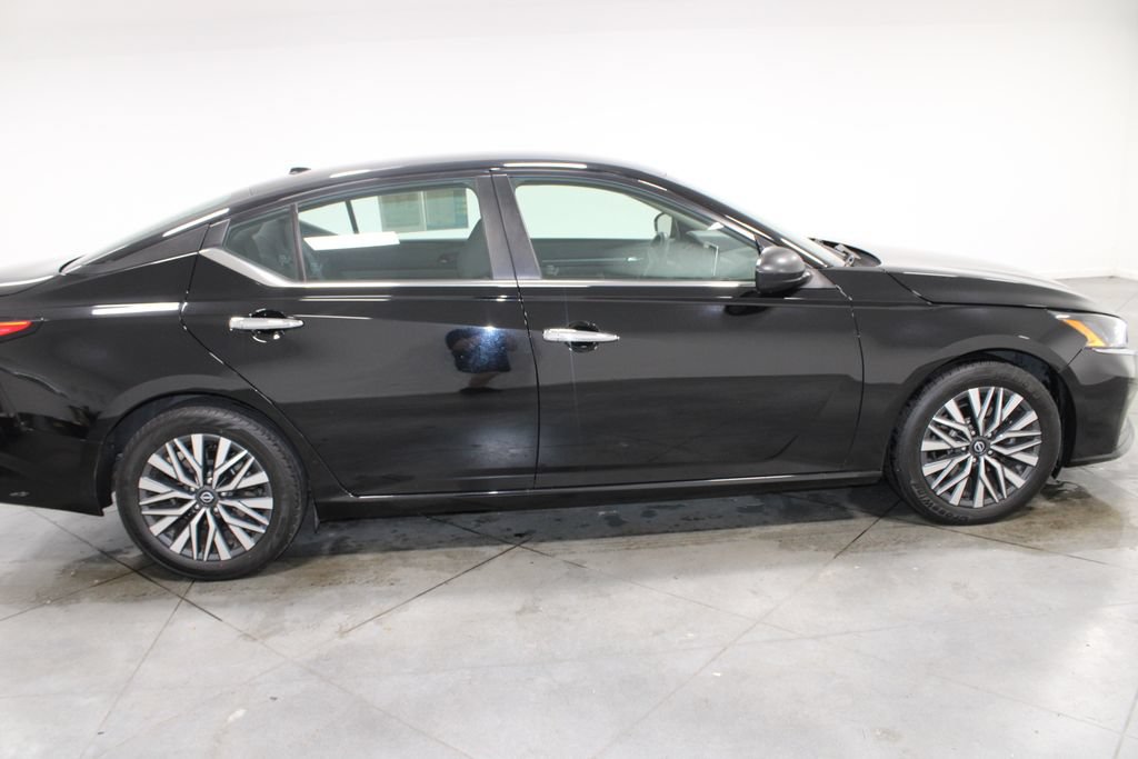 Used 2024 Nissan Altima 2.5 SV FWD image 11