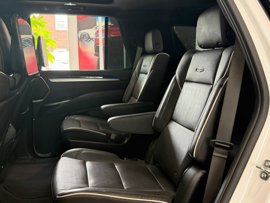 Used 2025 Cadillac Escalade Premium Luxury AWD/4WD image 16