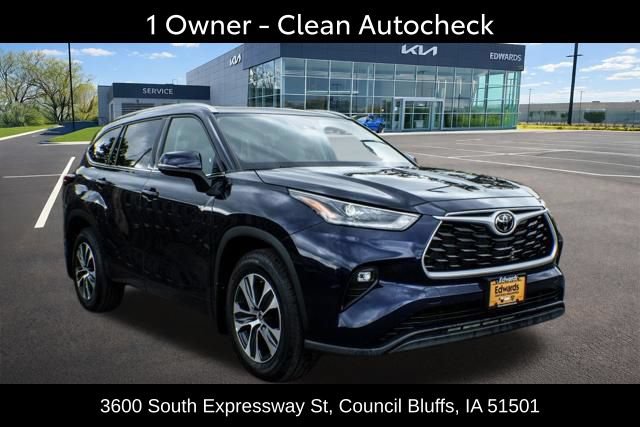 Used 2021 Toyota Highlander XLE AWD/4WD image 2