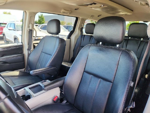 Used 2013 Chrysler Town & Country Touring FWD image 21