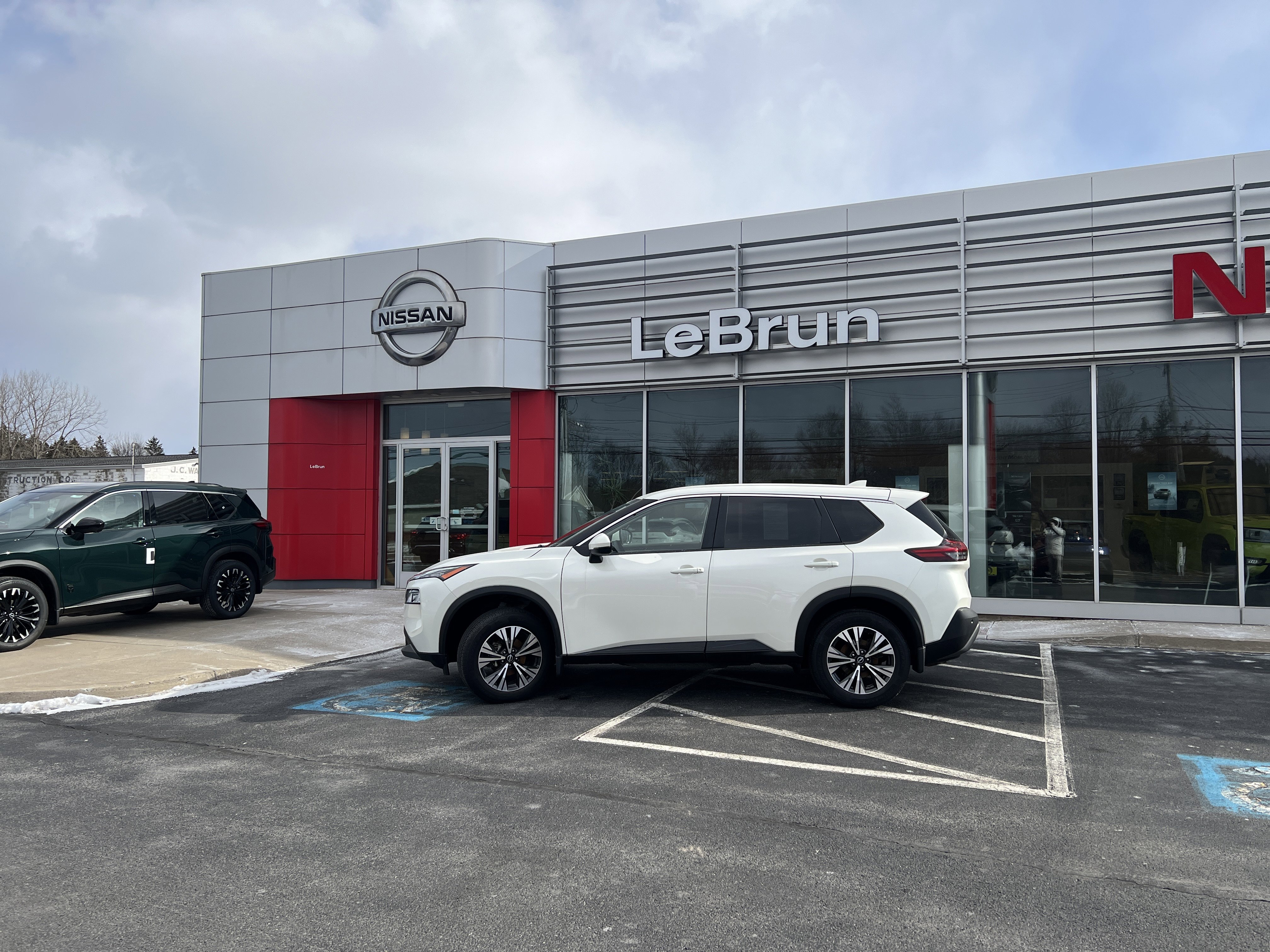 Used 2023 Nissan Rogue SV image 2