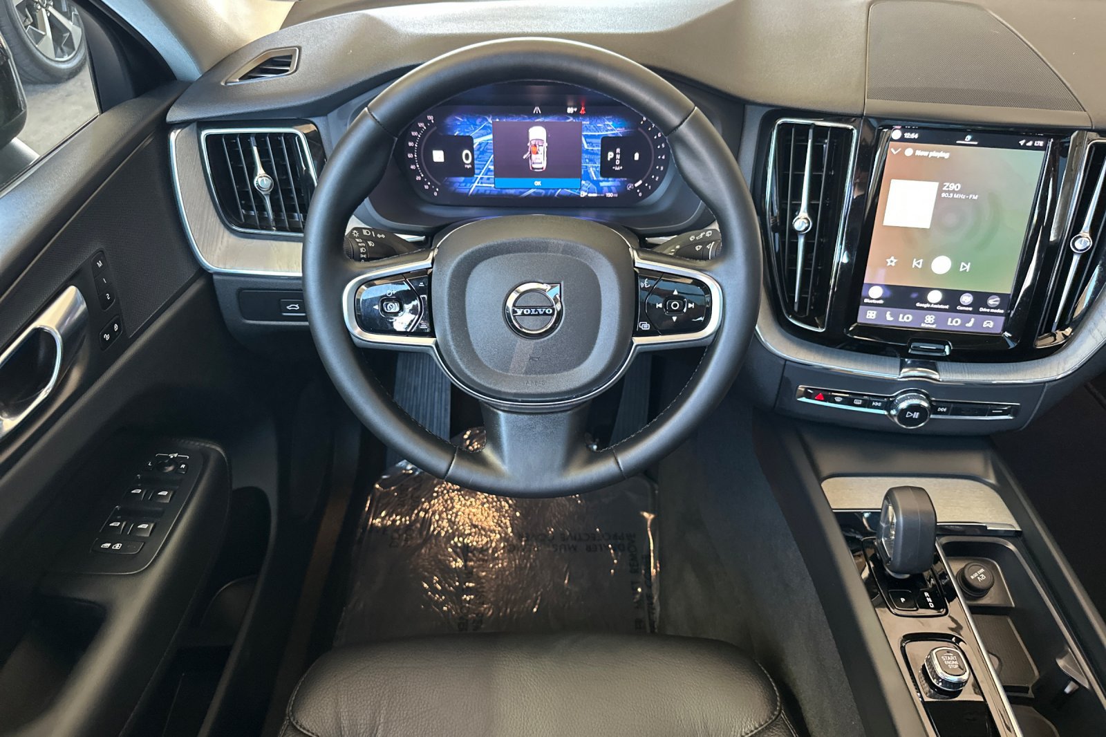 Certified 2025 Volvo XC60 B5 Plus AWD/4WD image 17