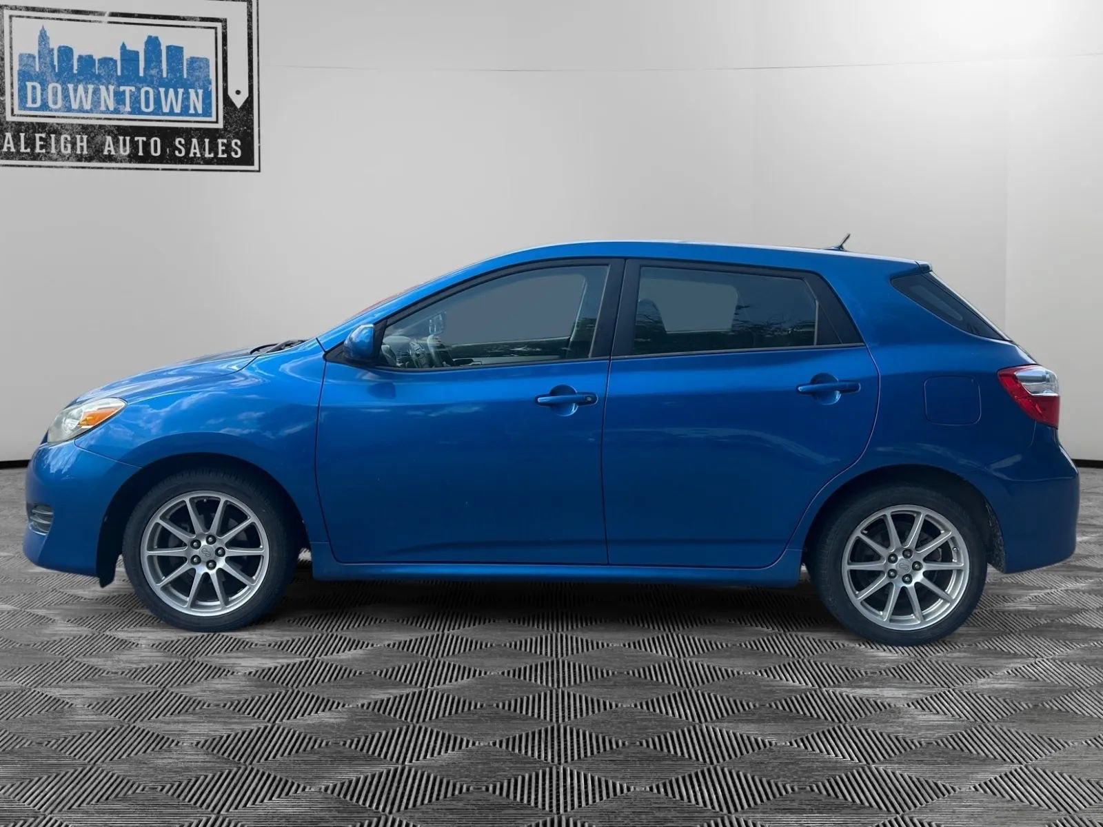 Used 2009 Toyota Matrix FWD image 2