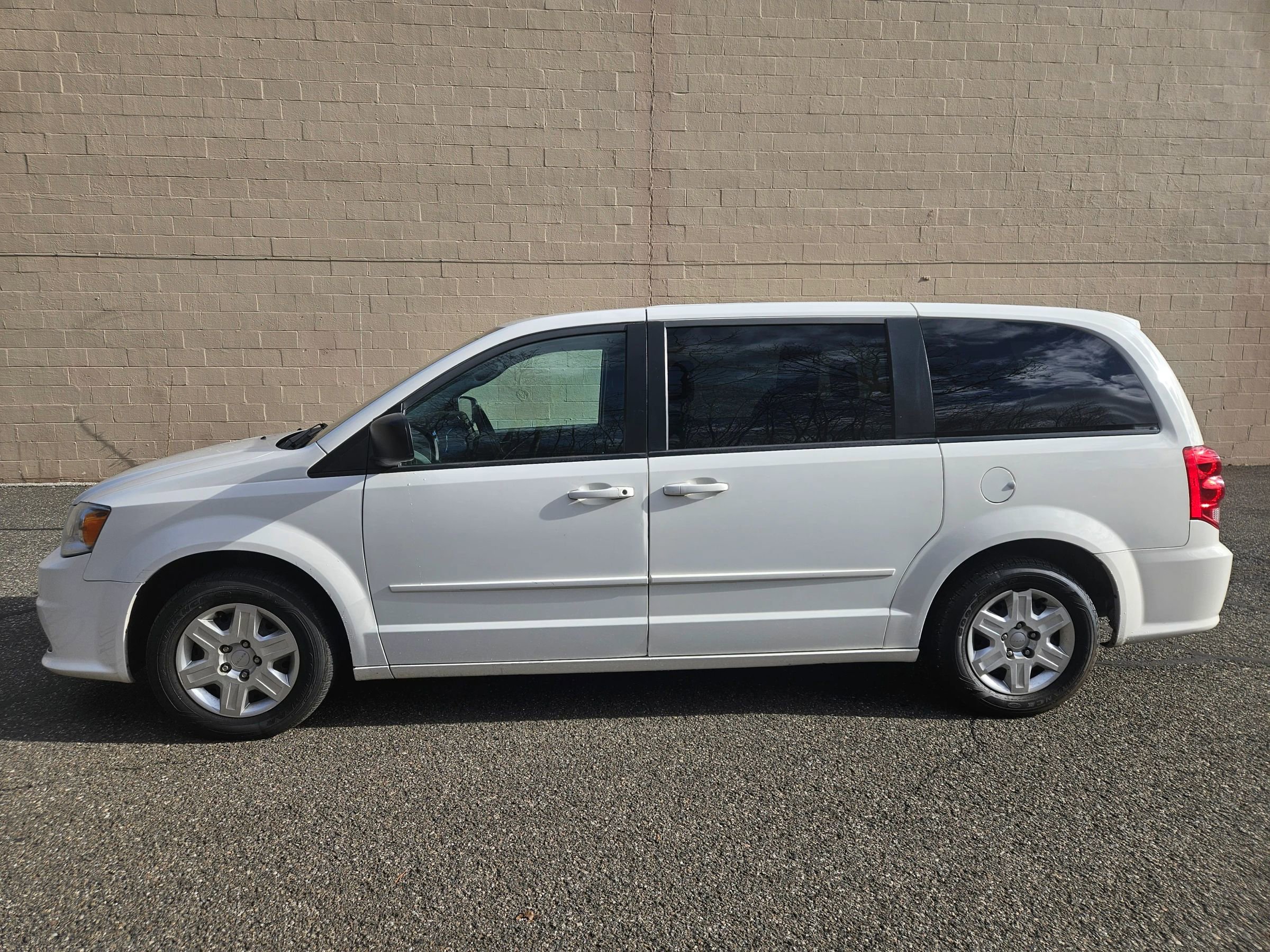 Used 2013 Dodge Grand Caravan SE image 3