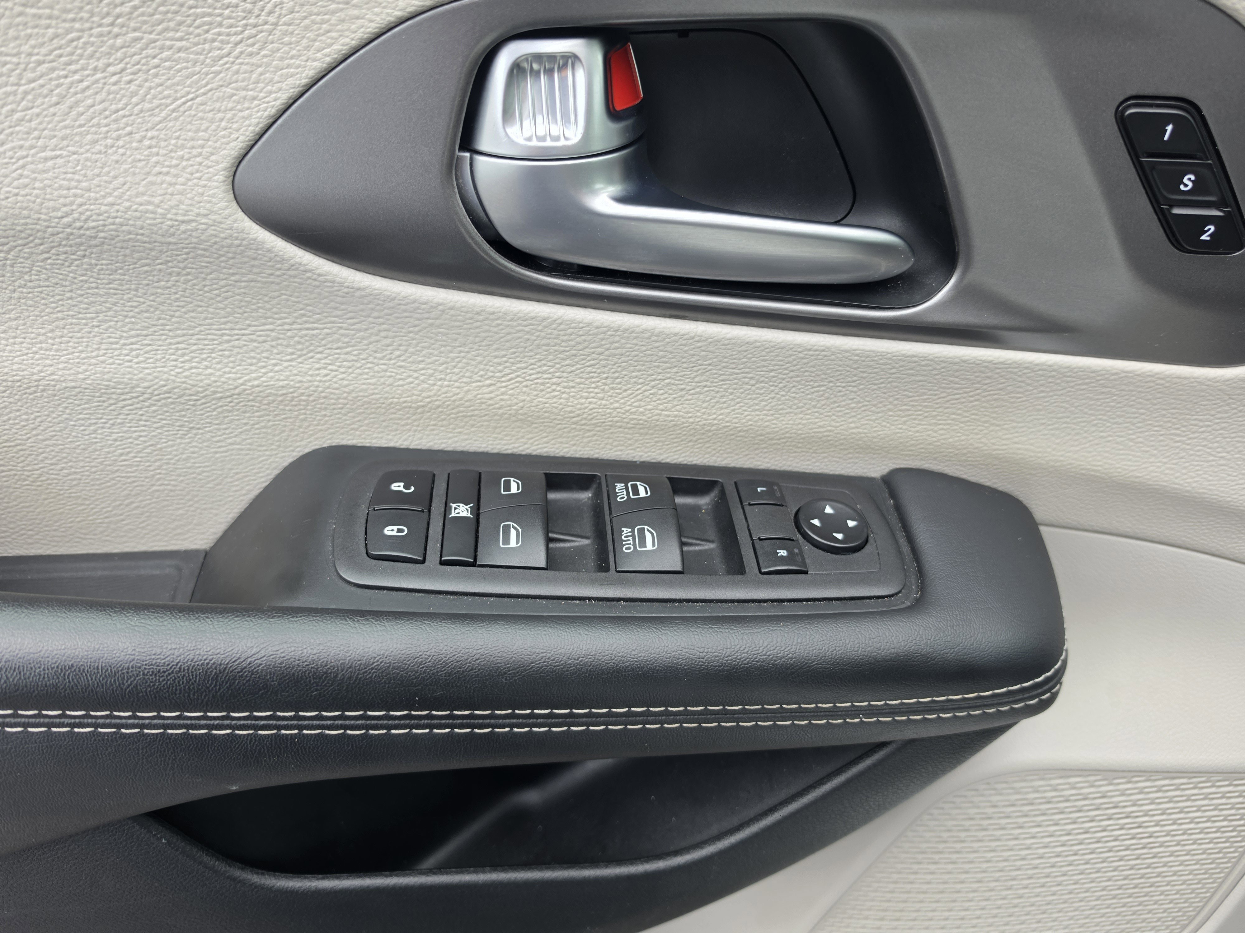 Used 2023 Chrysler Pacifica Touring-L FWD image 18