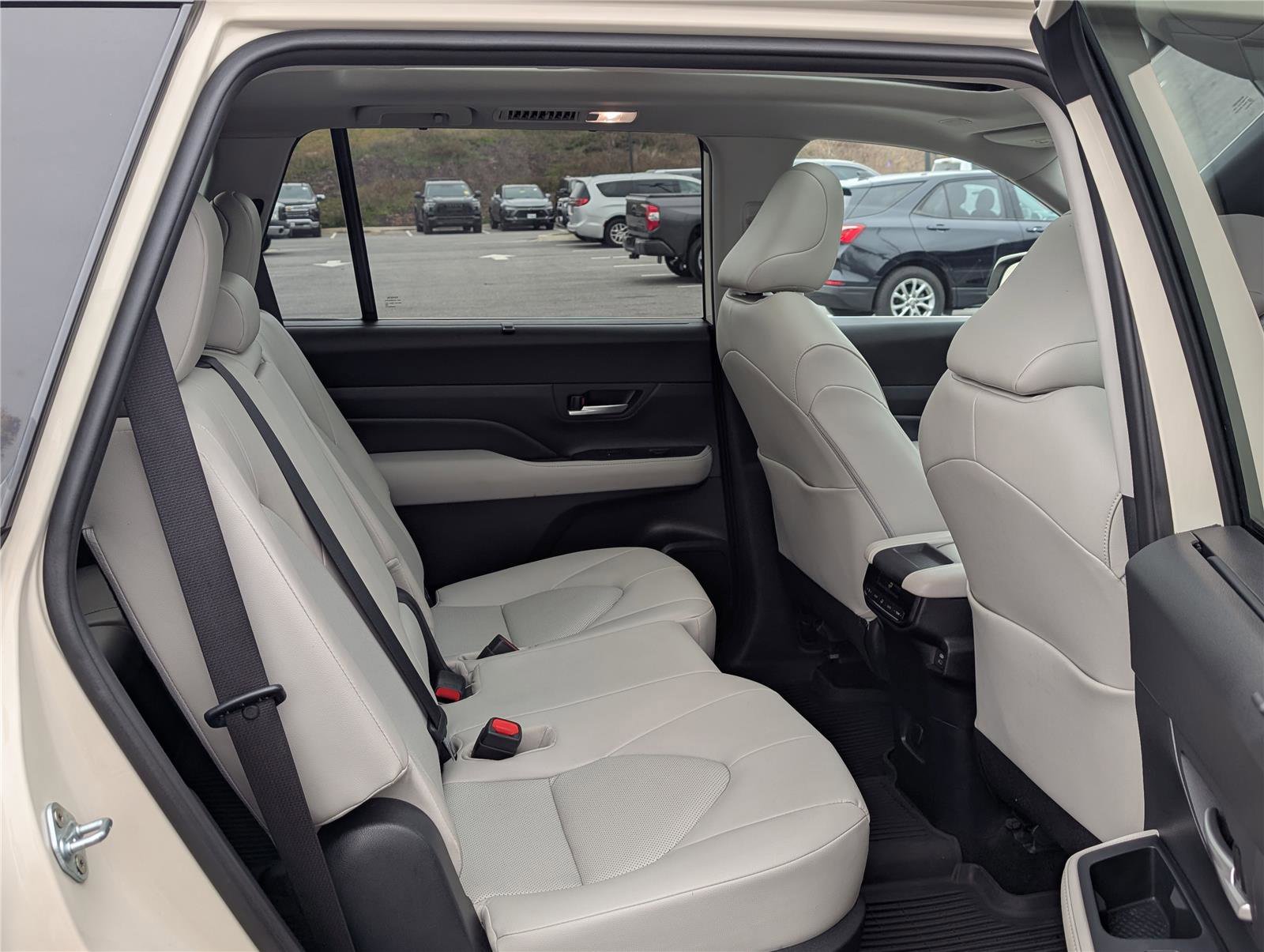 Used 2024 Toyota Grand Highlander XLE image 12