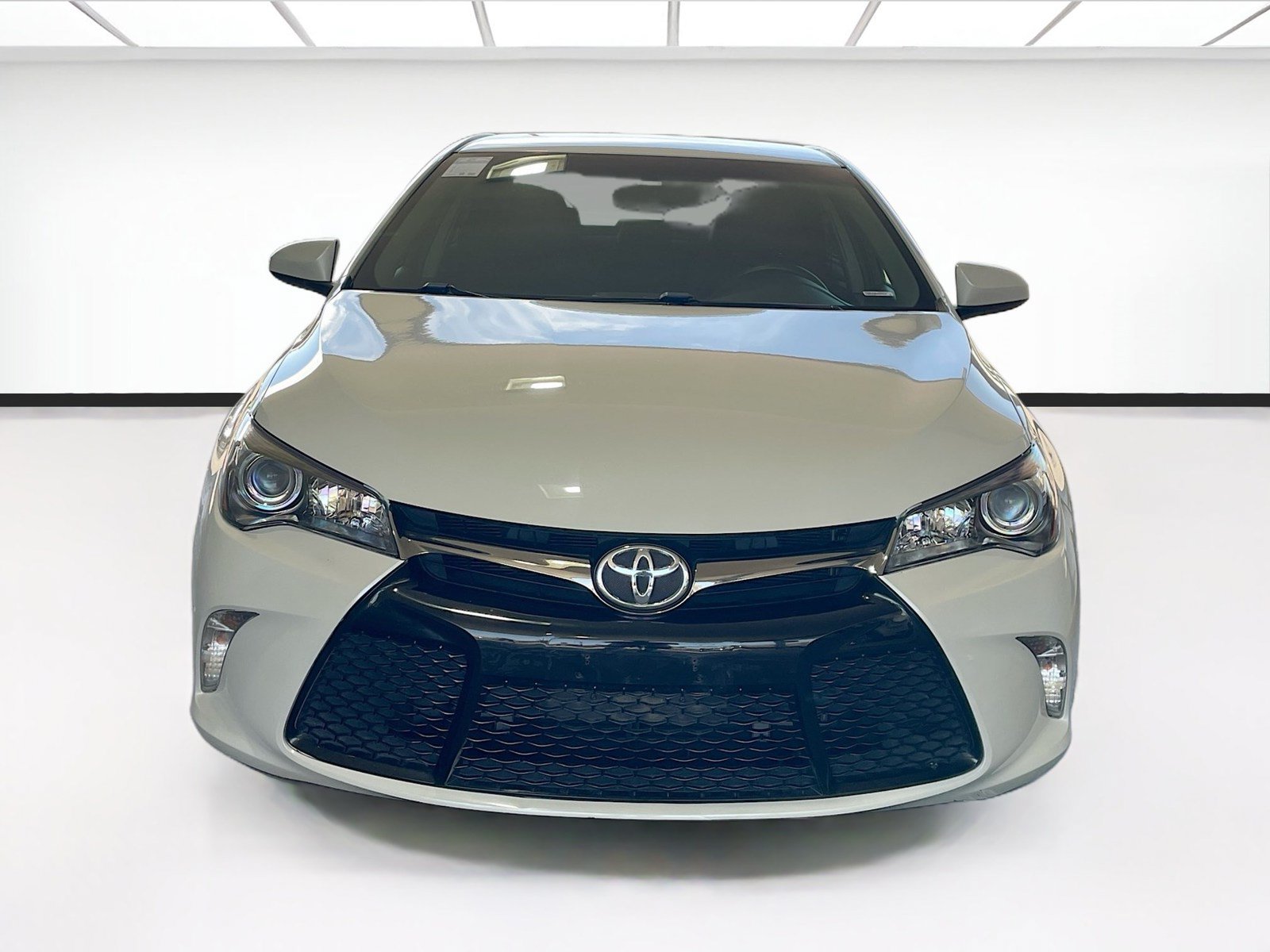 Used 2017 Toyota Camry SE FWD image 2