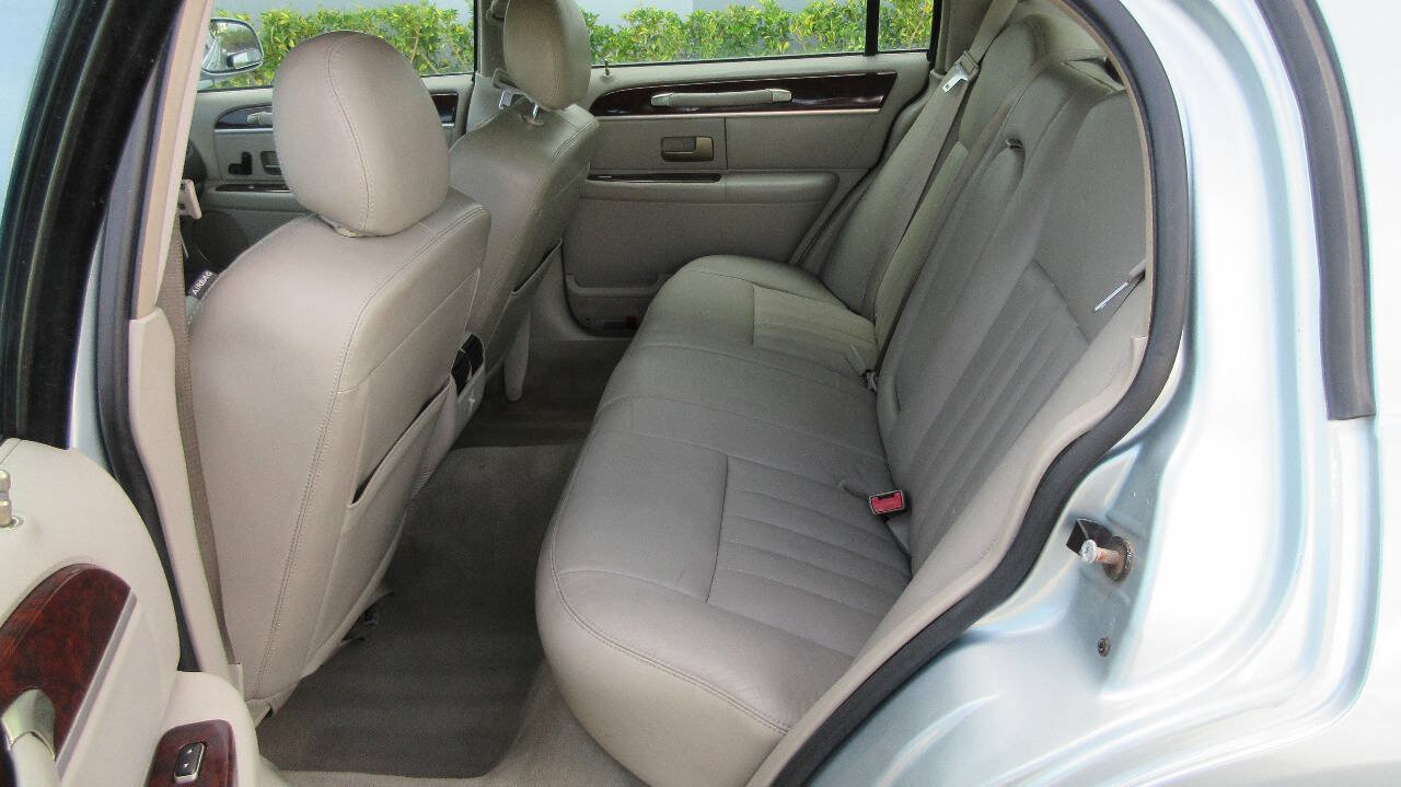 Used 2007 Lincoln Town Car Signature RWD image 13