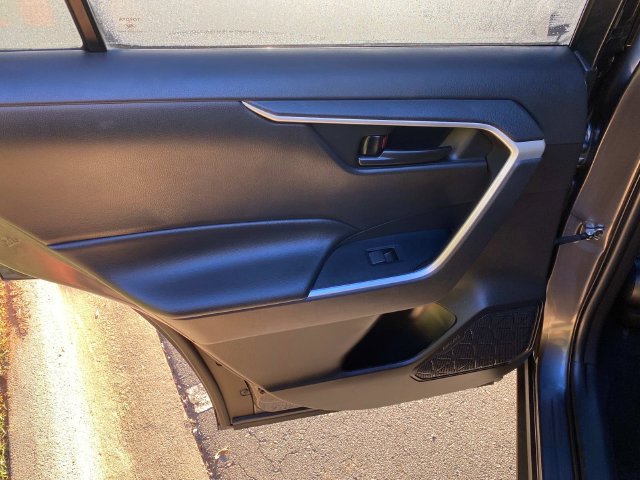 Used 2022 Toyota RAV4 LE FWD image 10