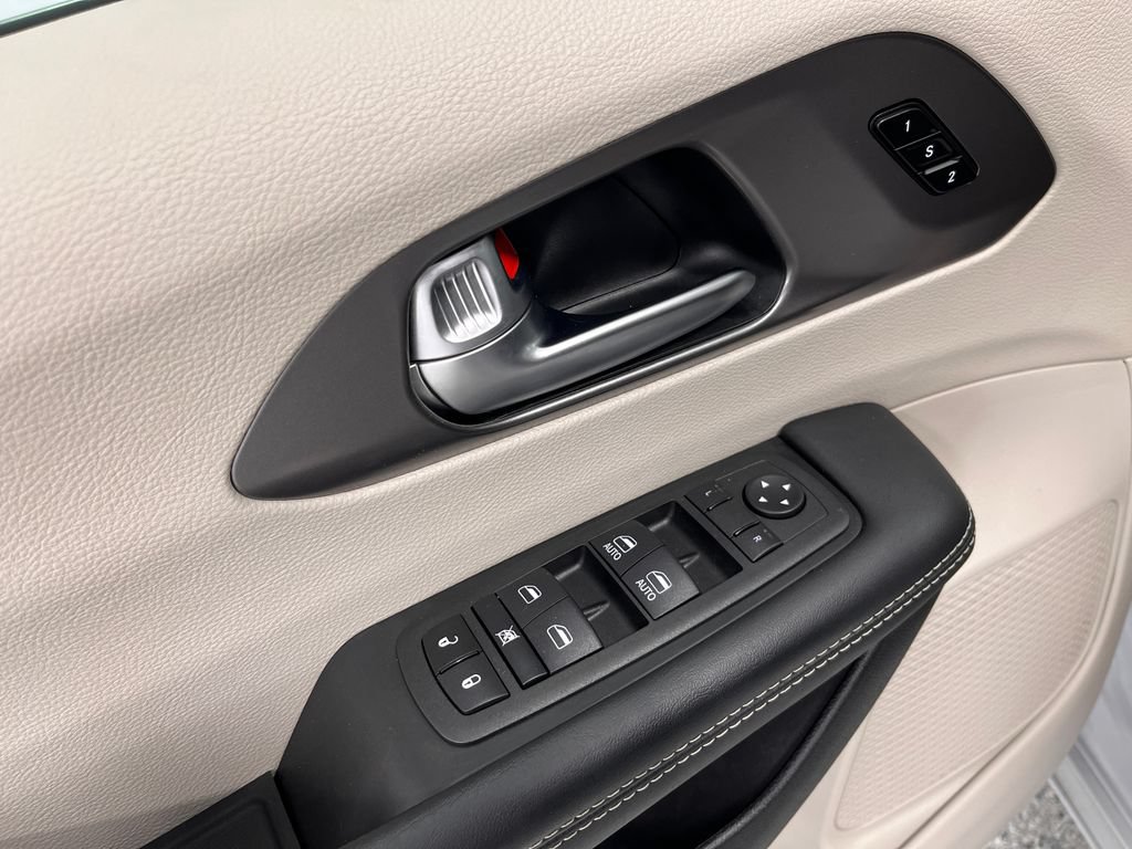 Used 2023 Chrysler Pacifica Touring-L AWD/4WD image 21