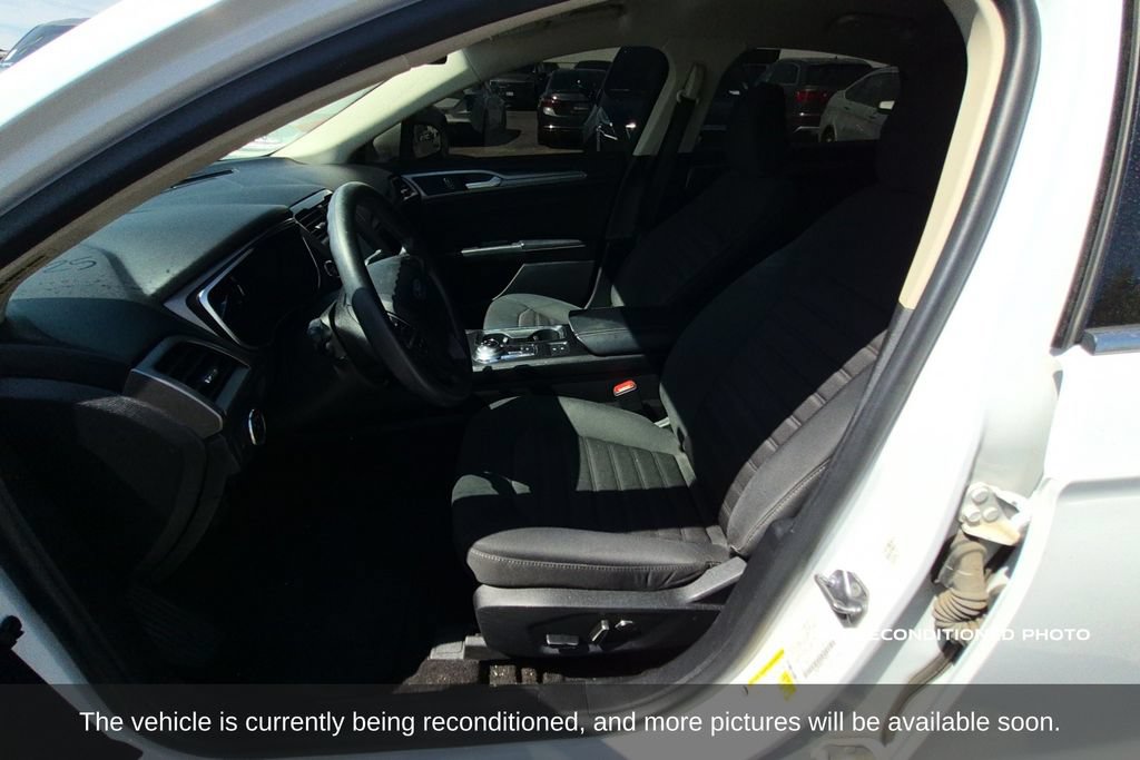Used 2020 Ford Fusion SE FWD image 11
