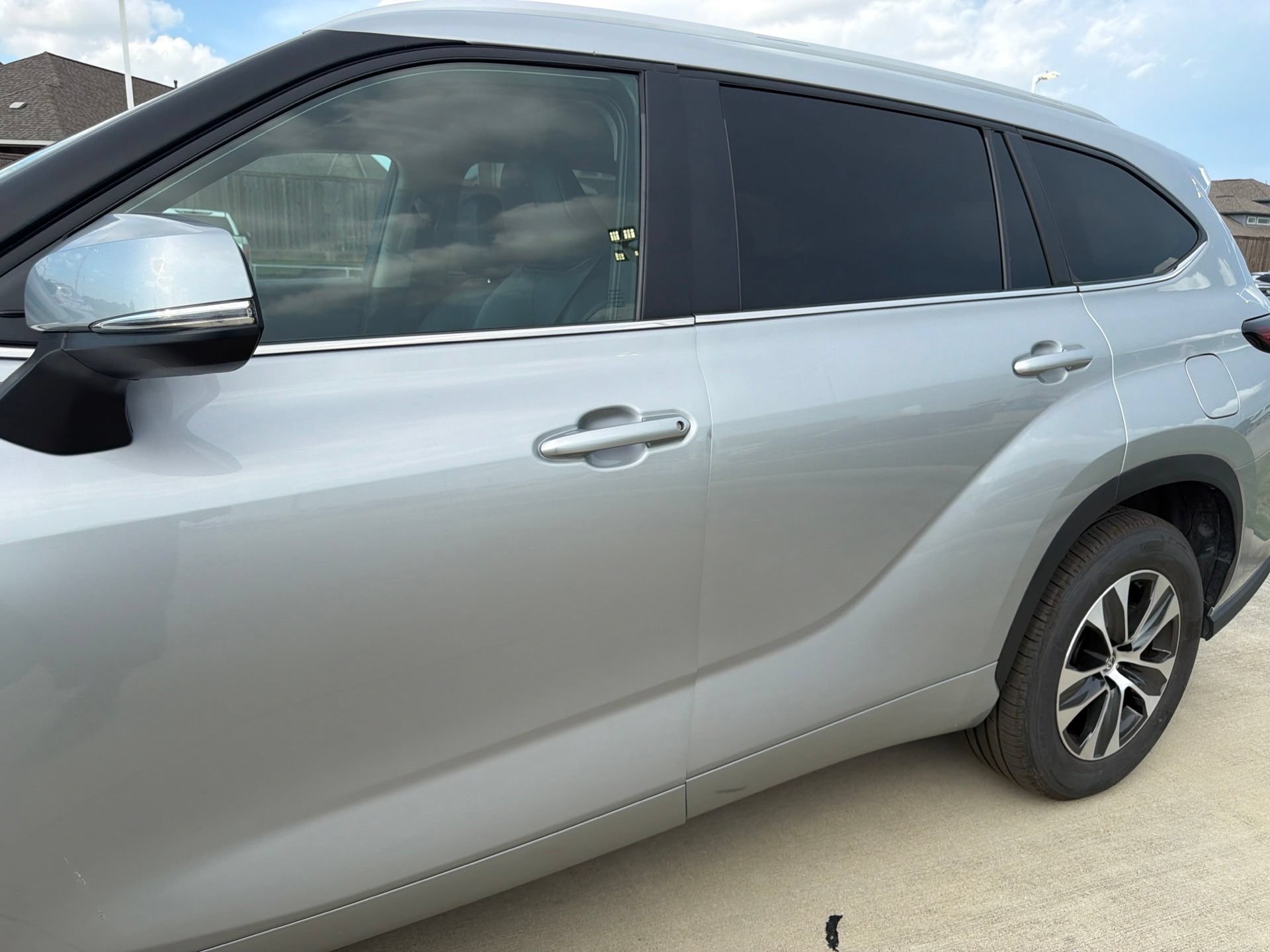 Used 2025 Toyota Highlander XLE FWD image 6