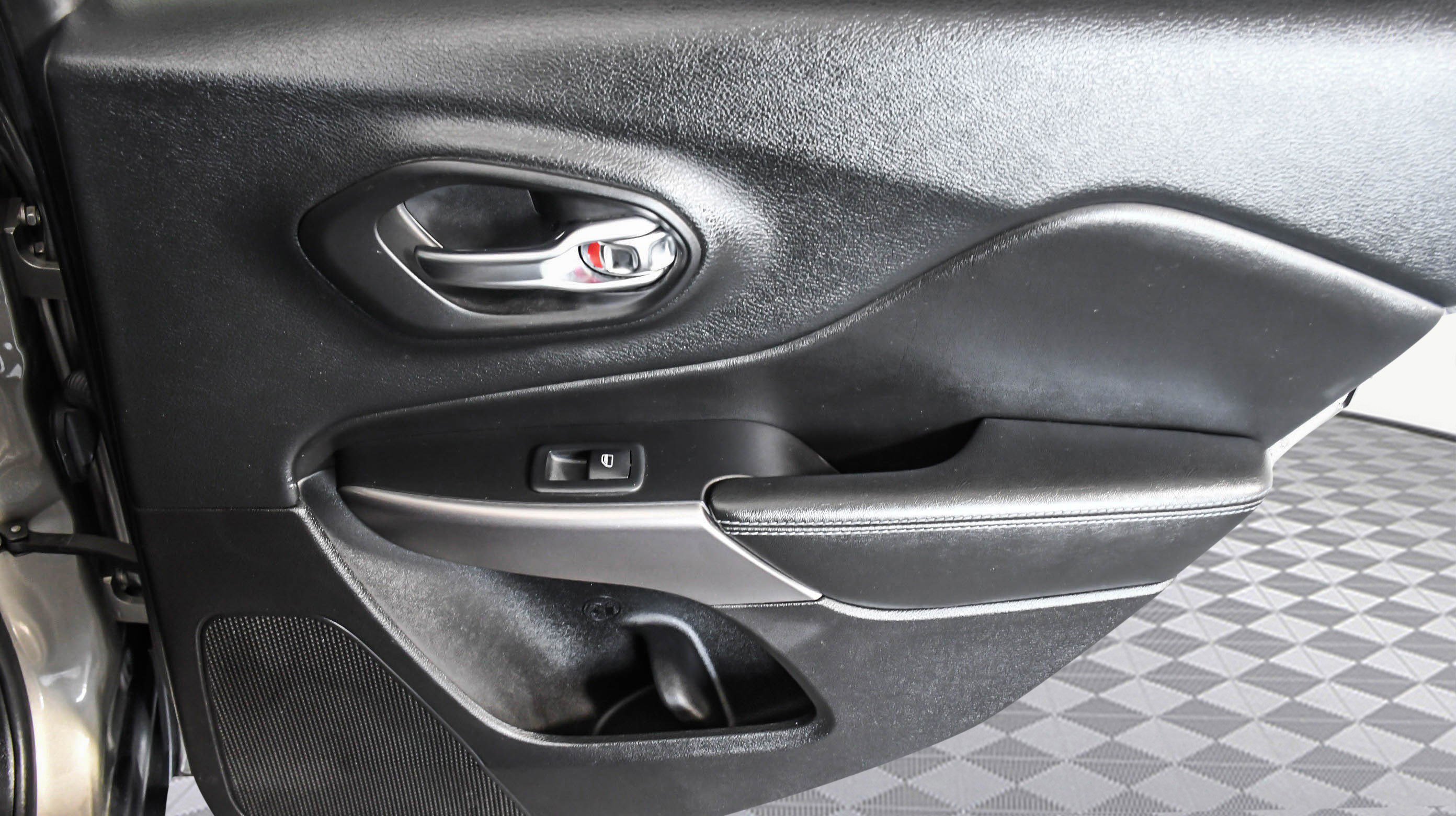 Used 2019 Jeep Cherokee Latitude w/ Popular Appearance Group image 24