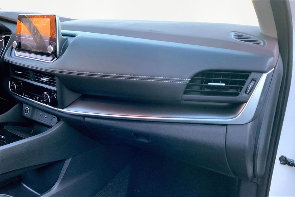 Used 2023 Nissan Rogue SV w/ SV Premium B Package image 18