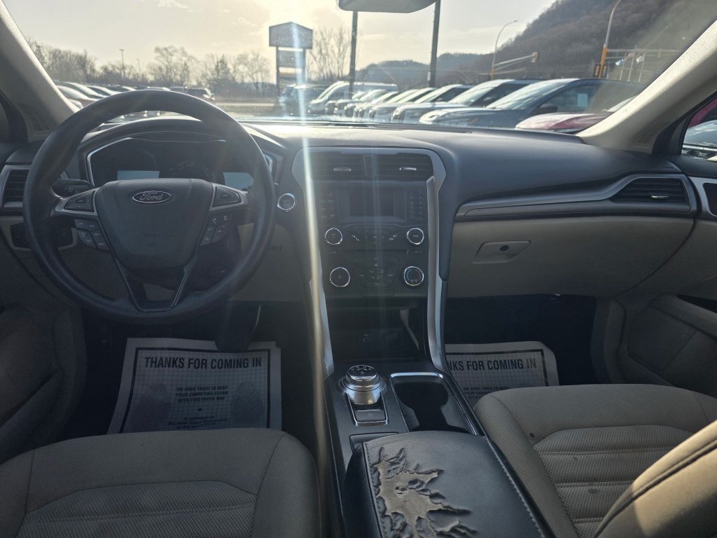 Used 2017 Ford Fusion SE FWD image 5