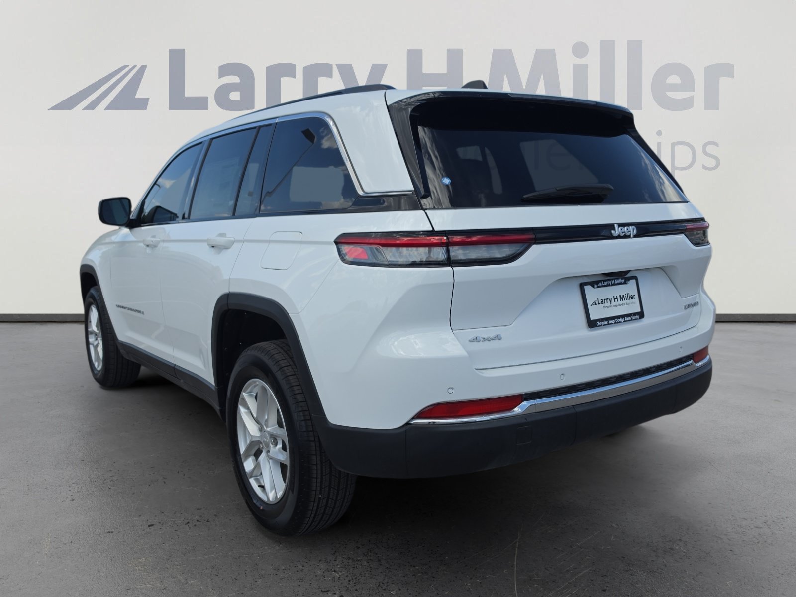 Used 2025 Jeep Grand Cherokee Laredo X w/ Trailer Tow Package AWD/4WD image 3