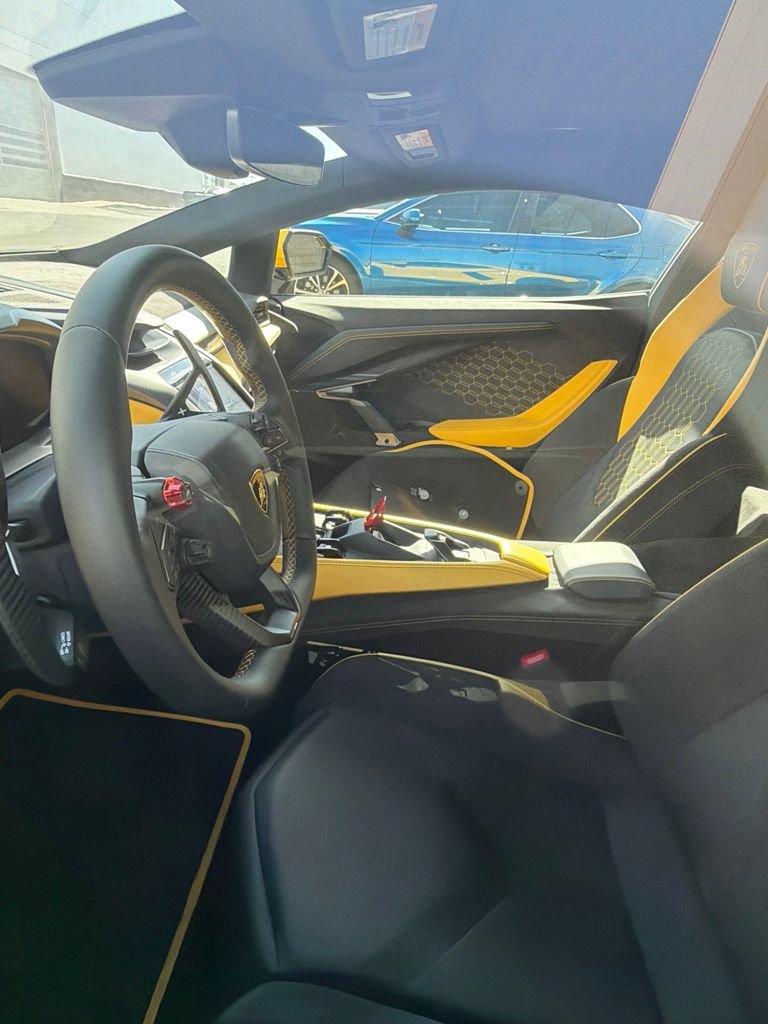 Used 2024 Lamborghini Revuelto AWD/4WD image 13