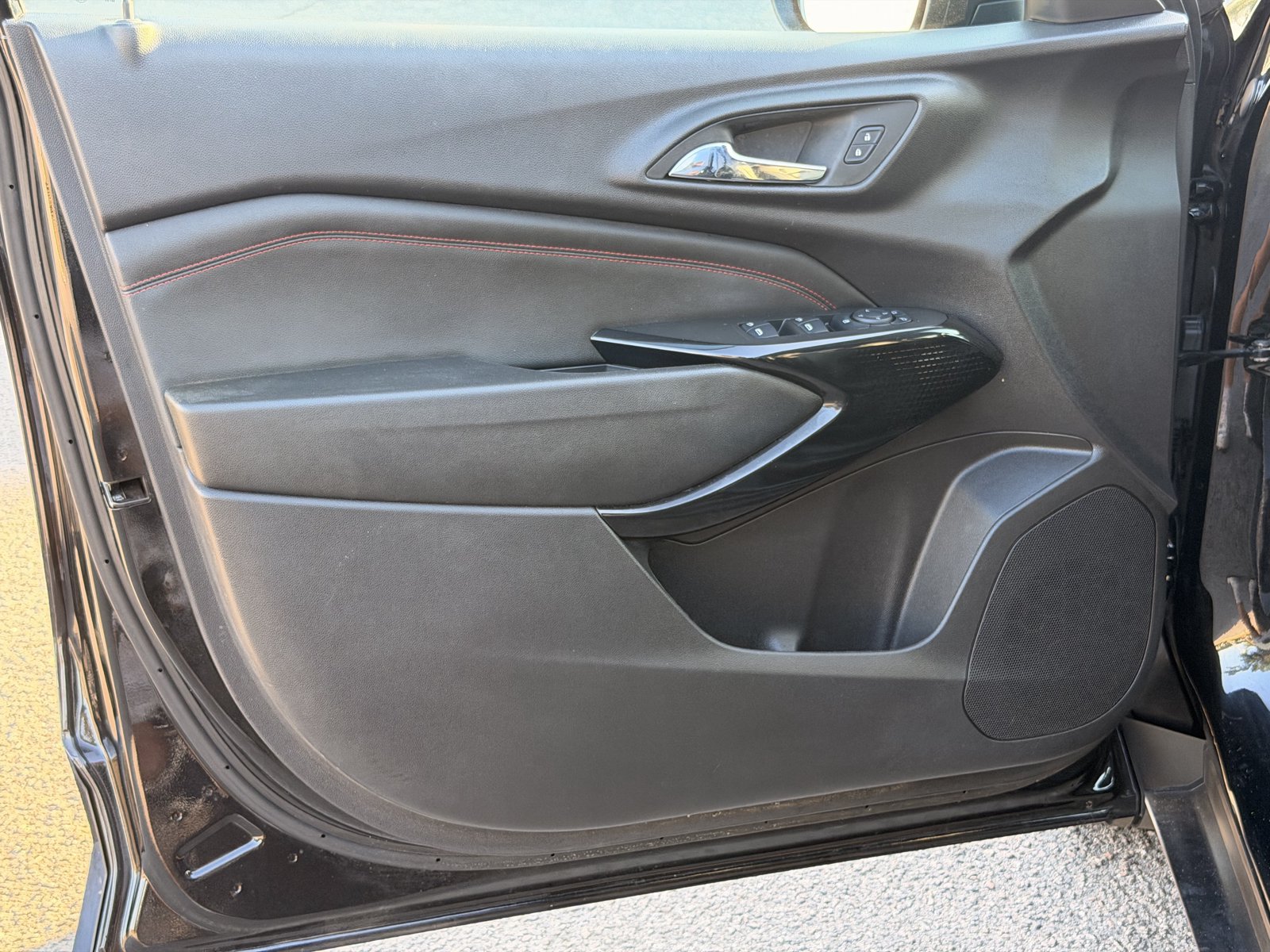Used 2025 Chevrolet Trax RS w/ Sunroof Package FWD image 16