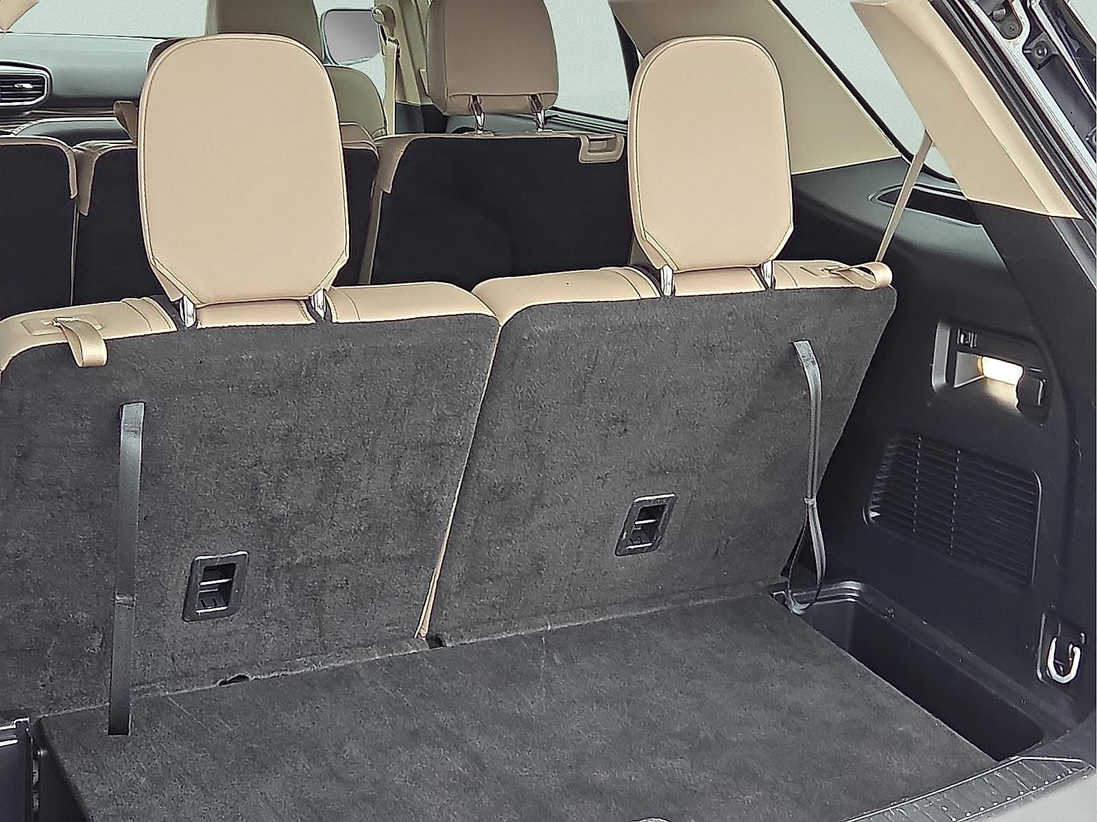 Used 2023 Ford Explorer Limited image 8