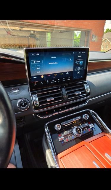 Used 2023 Lincoln Navigator Reserve AWD/4WD image 2