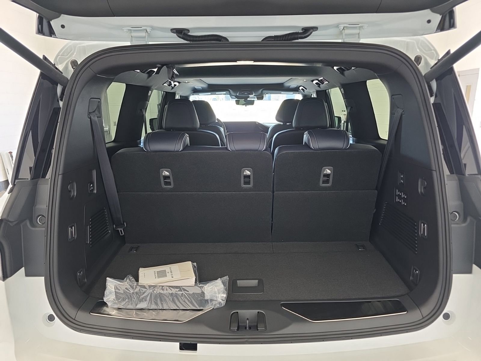 New 2026 INFINITI QX80 4WD image 17