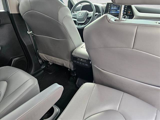 Used 2022 Toyota Highlander XLE AWD/4WD image 16