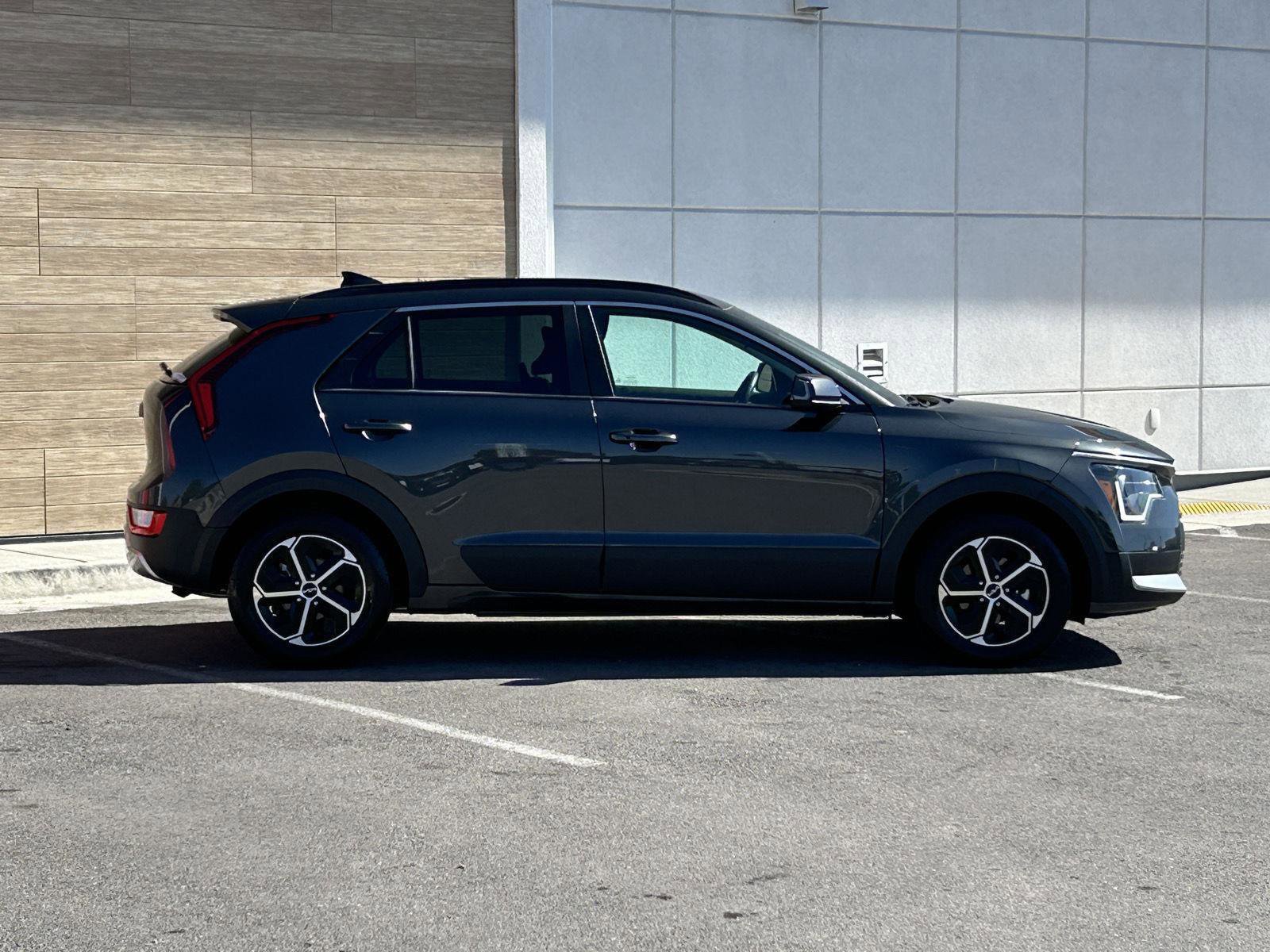 Used 2025 Kia Niro EX image 12