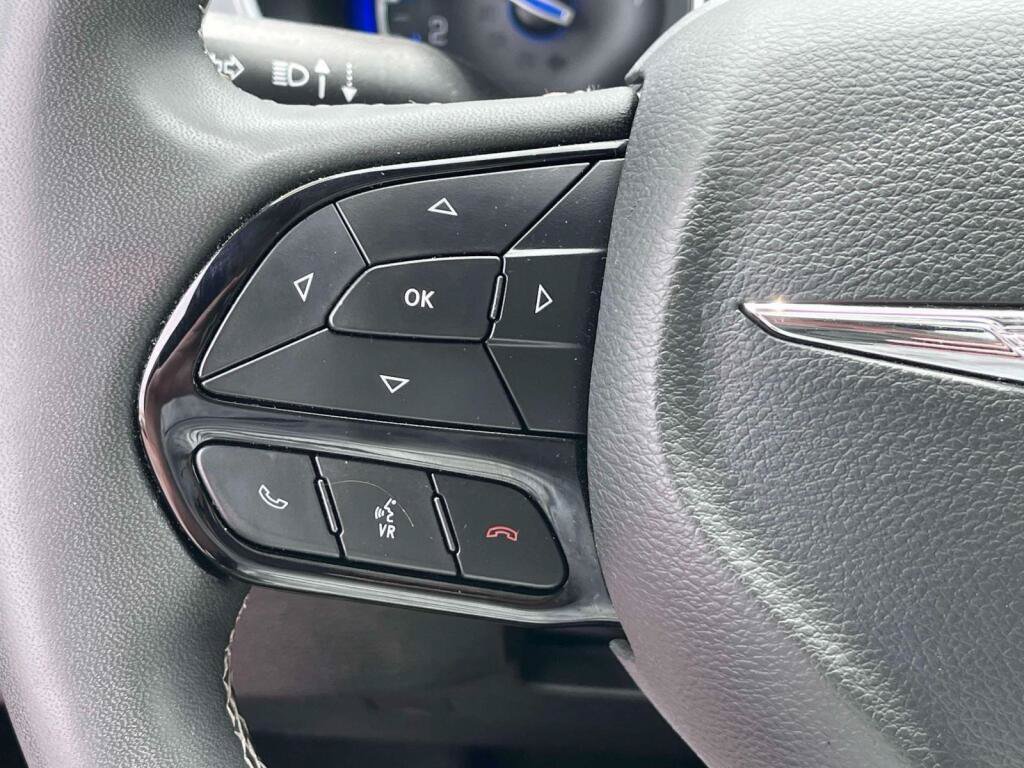 Used 2025 Chrysler Pacifica Limited FWD image 36