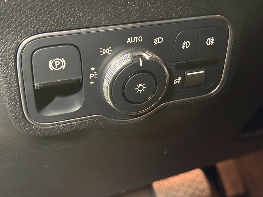 Used 2023 Mercedes-Benz GLB 250 4MATIC w/ Premium Package image 19