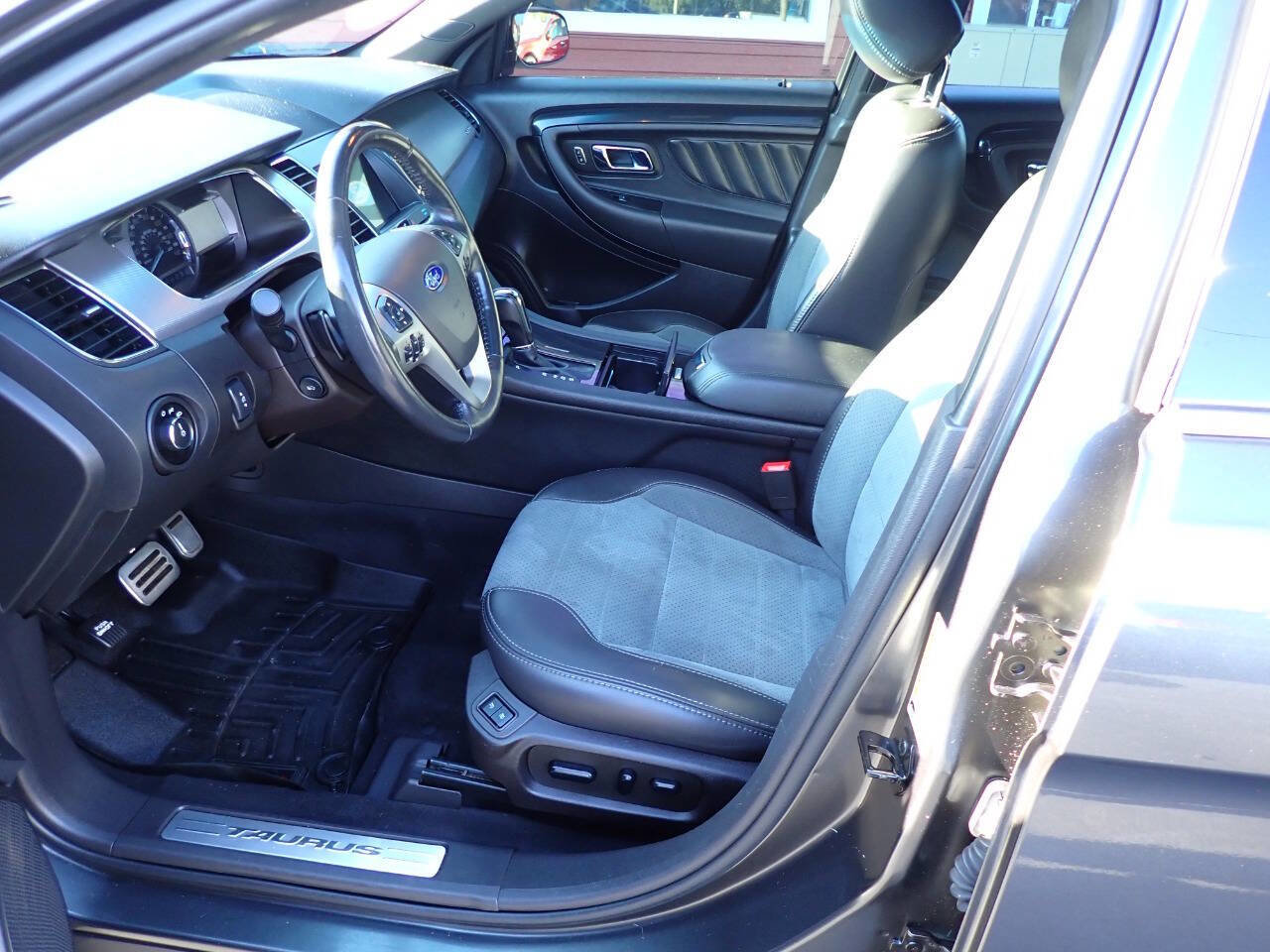 Used 2019 Ford Taurus SHO image 7