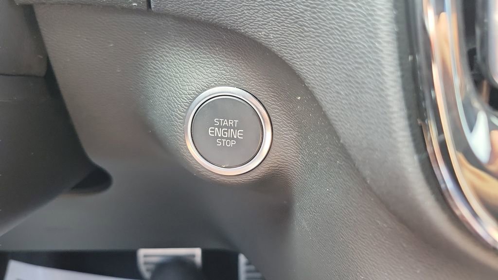 Used 2021 Volvo XC40 T5 R-Design w/ Advanced Package image 27