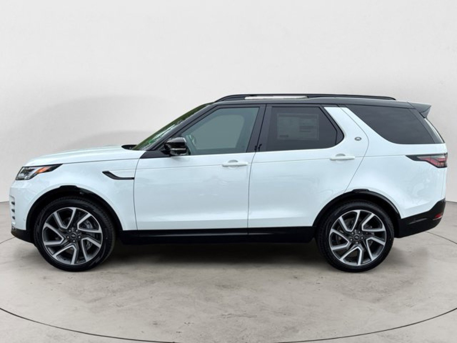 New 2025 Land Rover Discovery Dynamic SE image 7