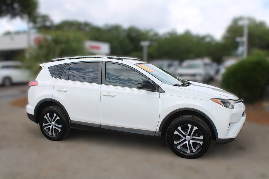 Used 2018 Toyota RAV4 LE FWD image 4