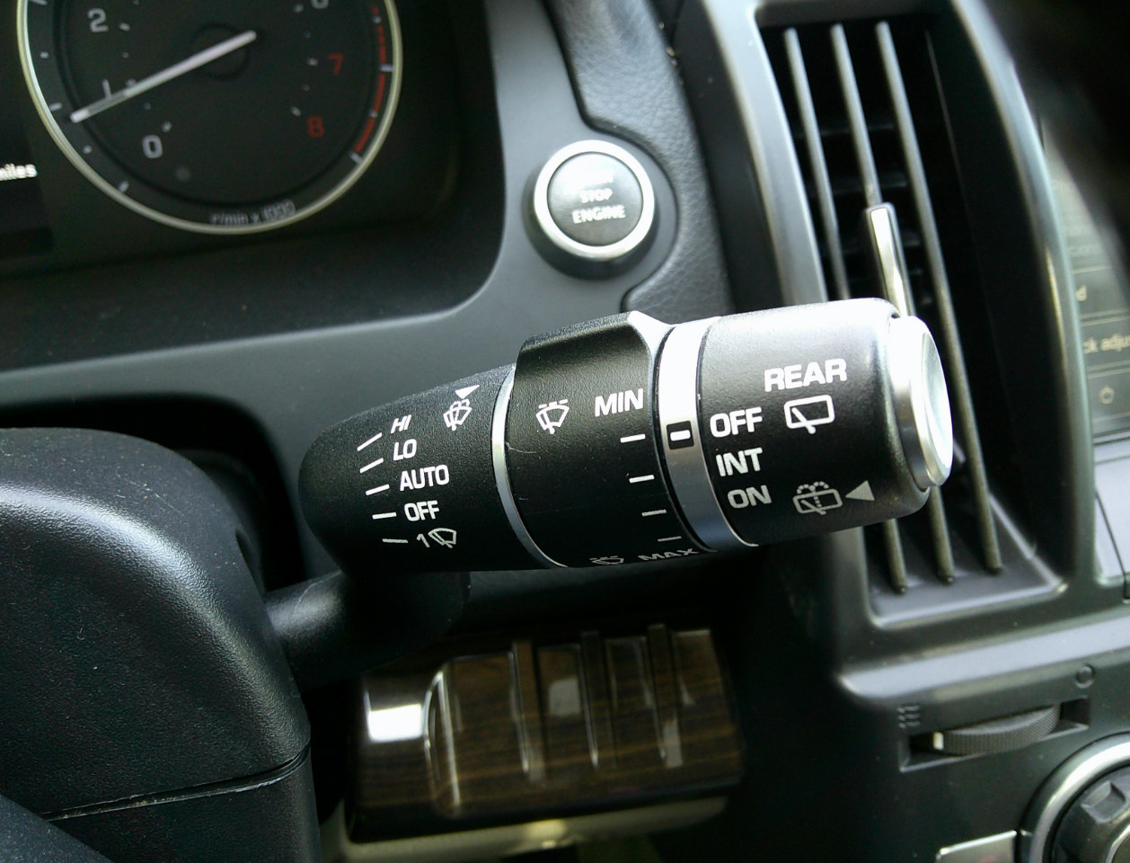 Used 2013 Land Rover LR2 image 21