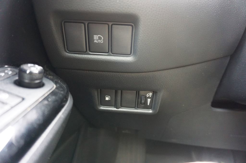 Used 2021 Toyota C-HR XLE FWD image 4