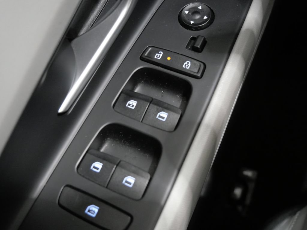 Used 2025 Hyundai Elantra Limited FWD image 14