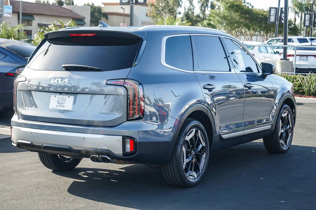 Used 2023 Kia Telluride EX w/ EX Captain's Chair Package FWD image 5