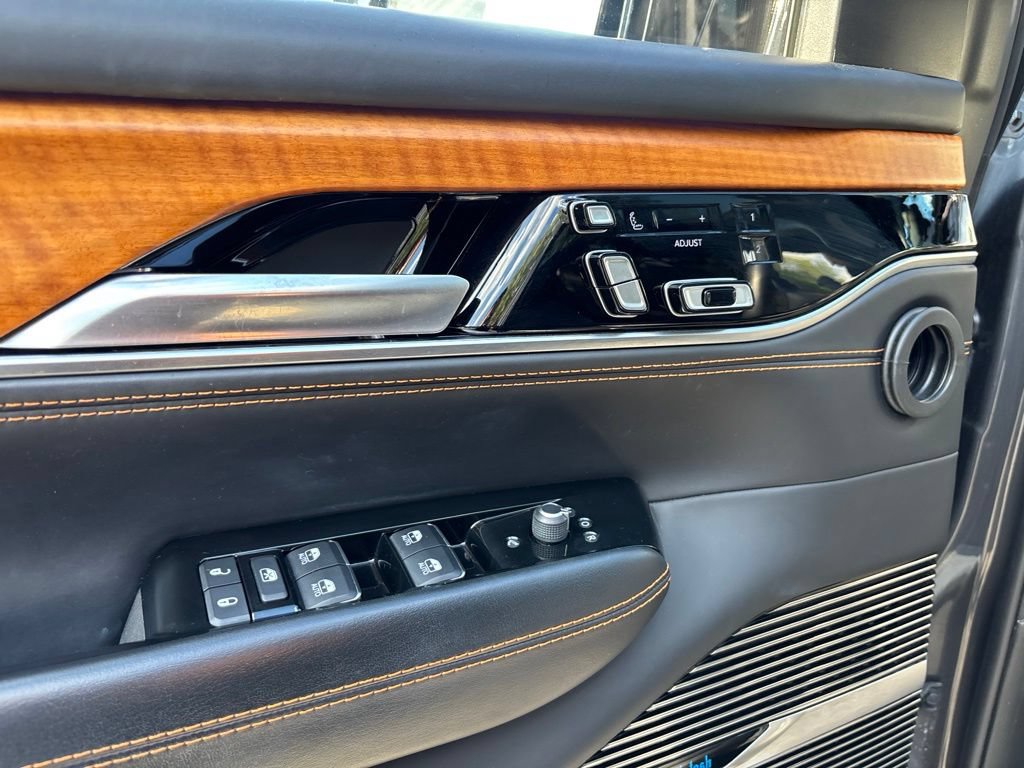 Used 2022 Jeep Grand Wagoneer Series III w/ Rear Seat Video Group 1 AWD/4WD image 32