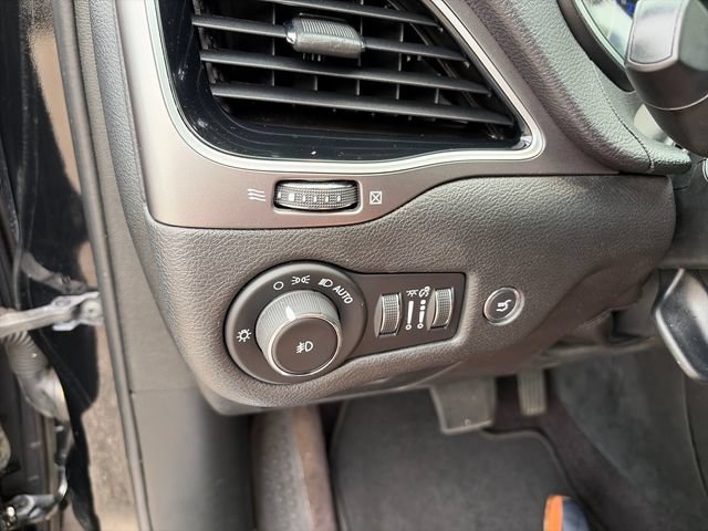 Used 2019 Jeep Cherokee Limited AWD/4WD image 19
