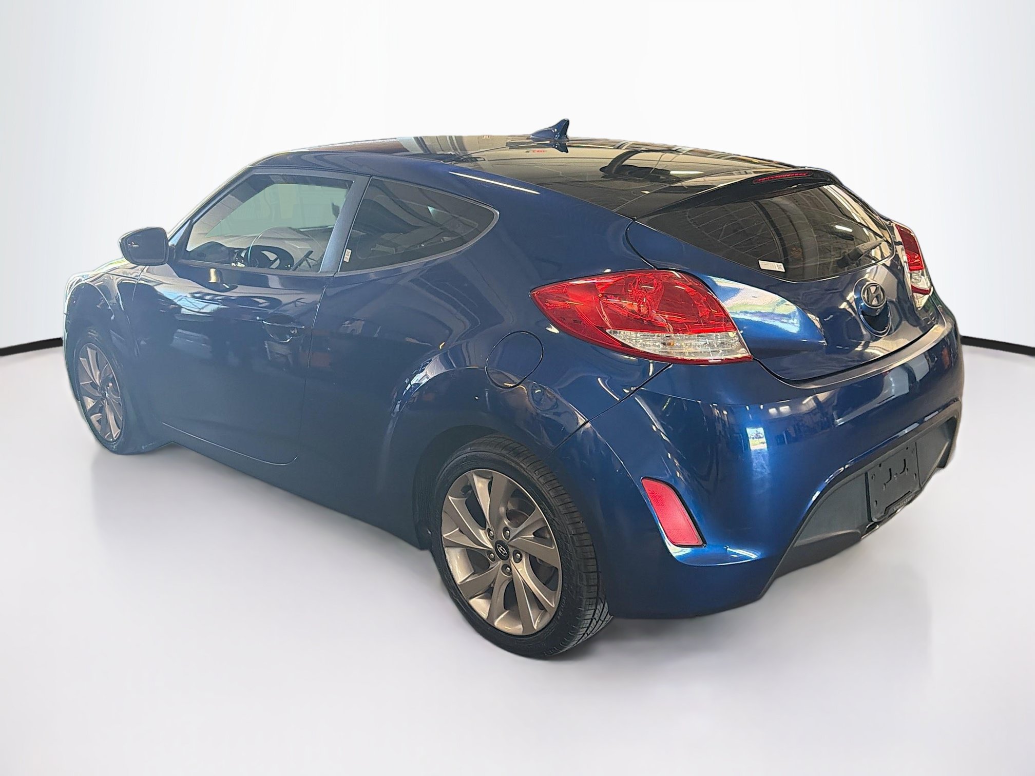 Used 2017 Hyundai Veloster FWD image 5