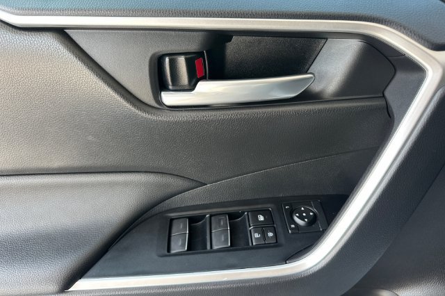 Used 2025 Toyota RAV4 XLE FWD image 12