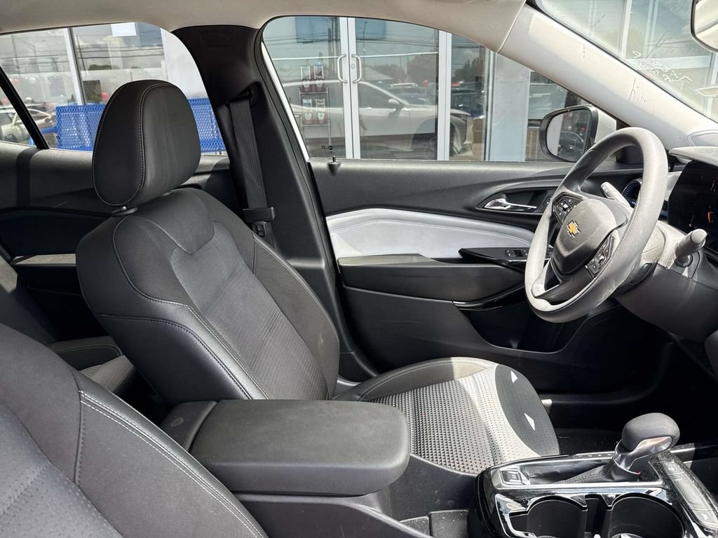 Used 2025 Chevrolet Trax LT FWD image 10