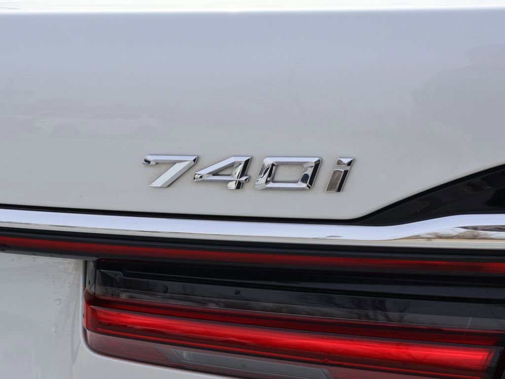 Used 2021 BMW 740i xDrive w/ Premium Package image 8