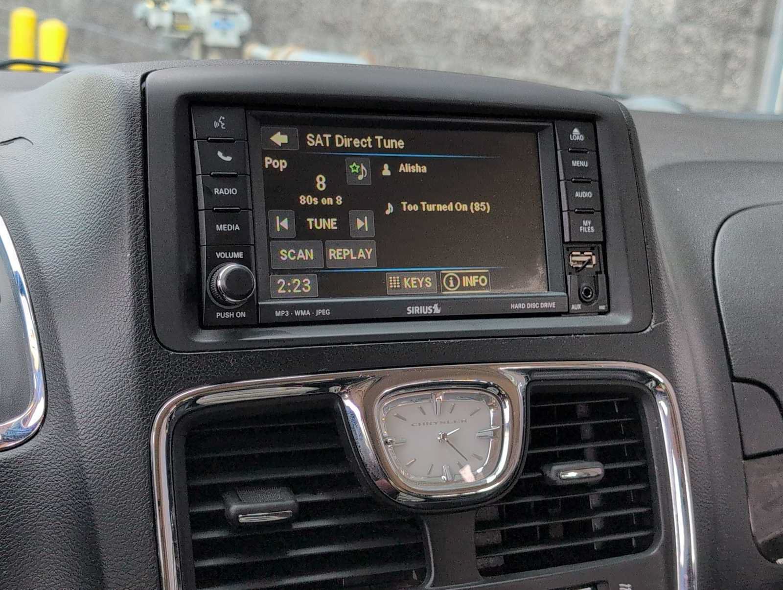 Used 2011 Chrysler Town & Country Touring-L w/ Entertainment Group #2 FWD image 23